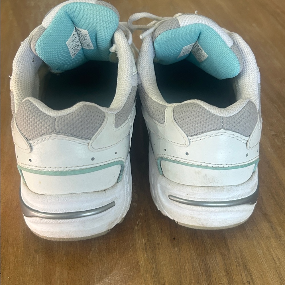 Vionic Walker Classic With Arch Support Size 7 - image 3